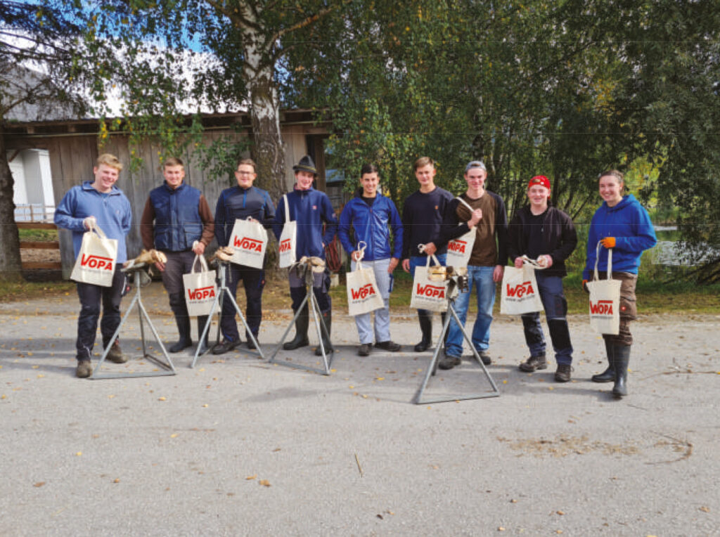 Gruppenfoto der Kursteilnehmer während der Ausbildung Klauenpflege.