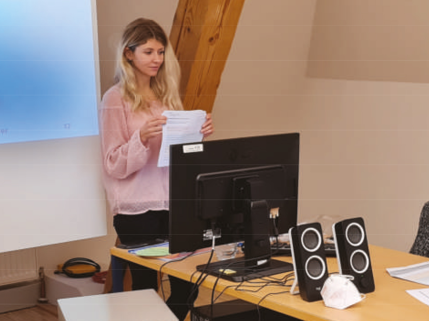 Teilnehmer analysieren Modelle von Rinderklauen während der Theorie.