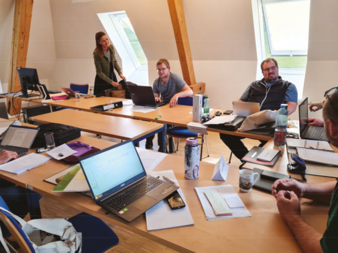 Gruppe von Kursteilnehmern diskutiert Techniken zur Klauenpflege.