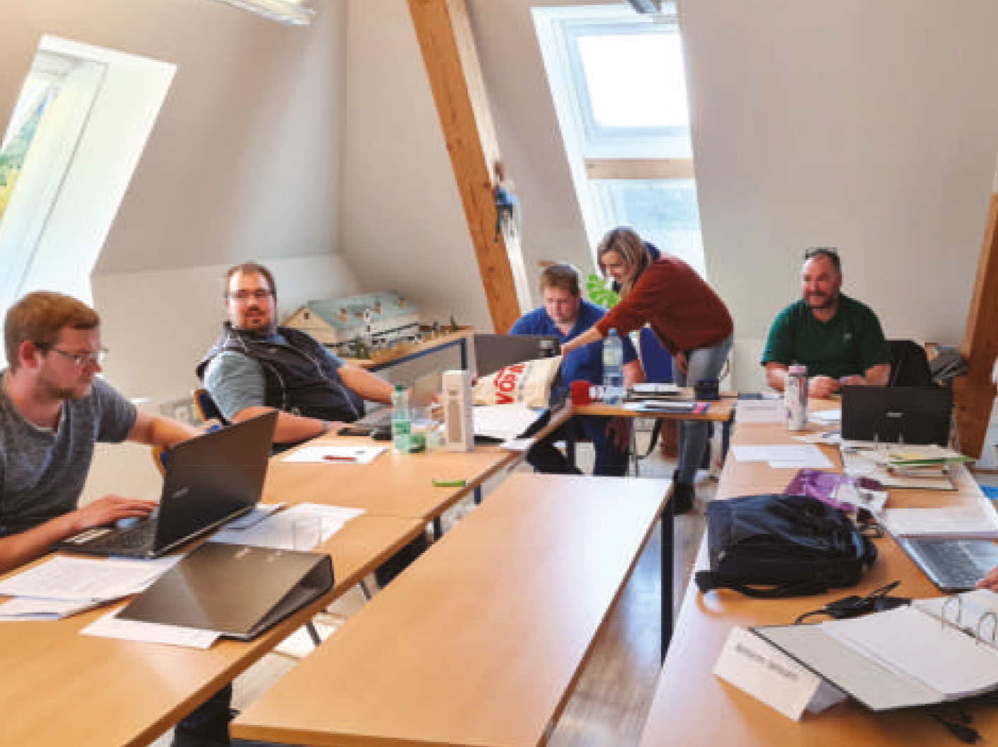 Kursteilnehmer des Lehrgangs bei der theoretischen Fortbildung.